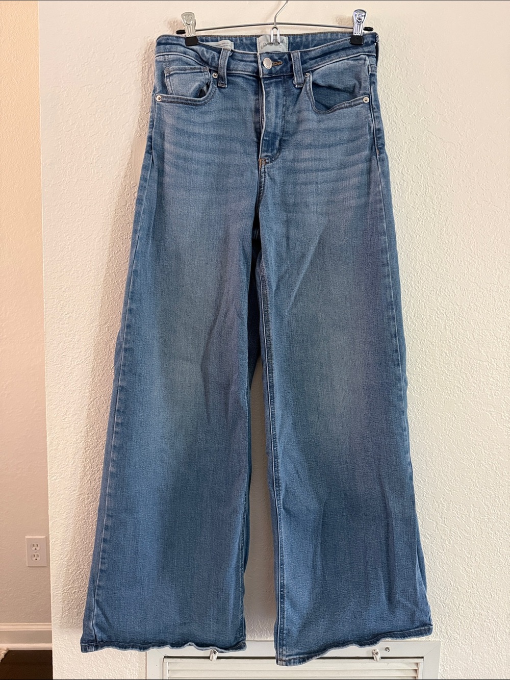 Universal Thread Wide Leg Jeans in Light Blue Wash